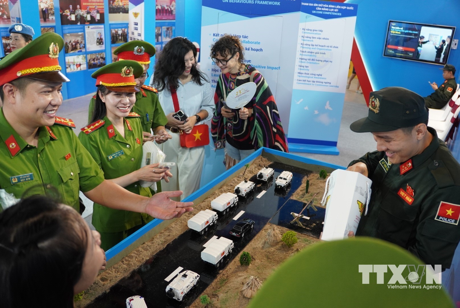 Người tham quan triển lãm “Bức tường An ninh mạng”được trực tiếp nhận diện những thủ đoạn lừa đảo trực tuyến phổ biến trên không gian mạng. (Ảnh: Hùng Mạnh/TTXVN)